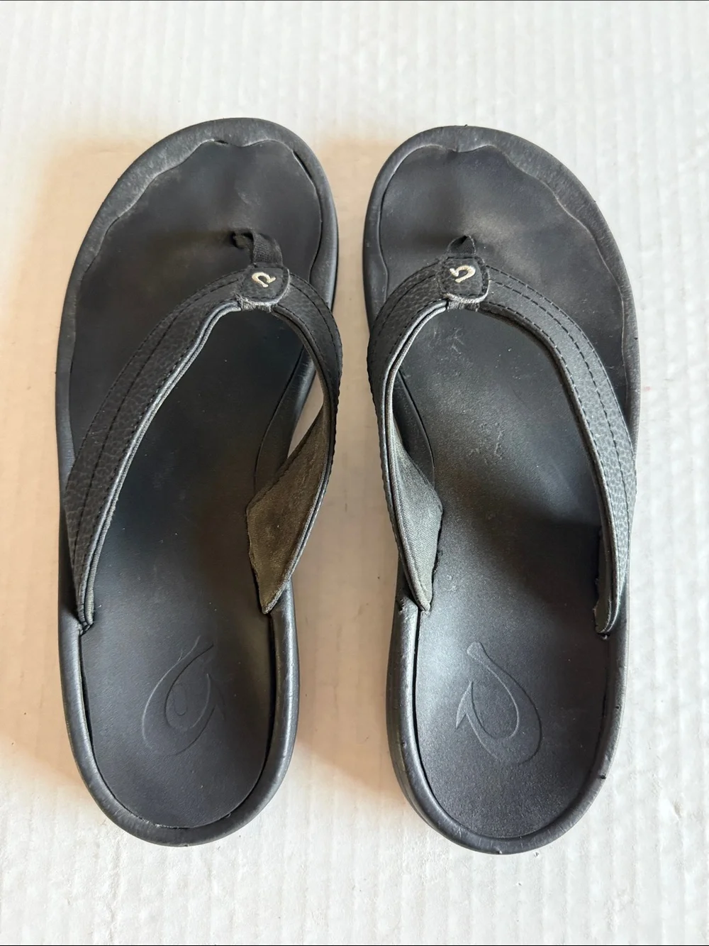 Olukai Black Ohana Beach Flip Flop Sandals